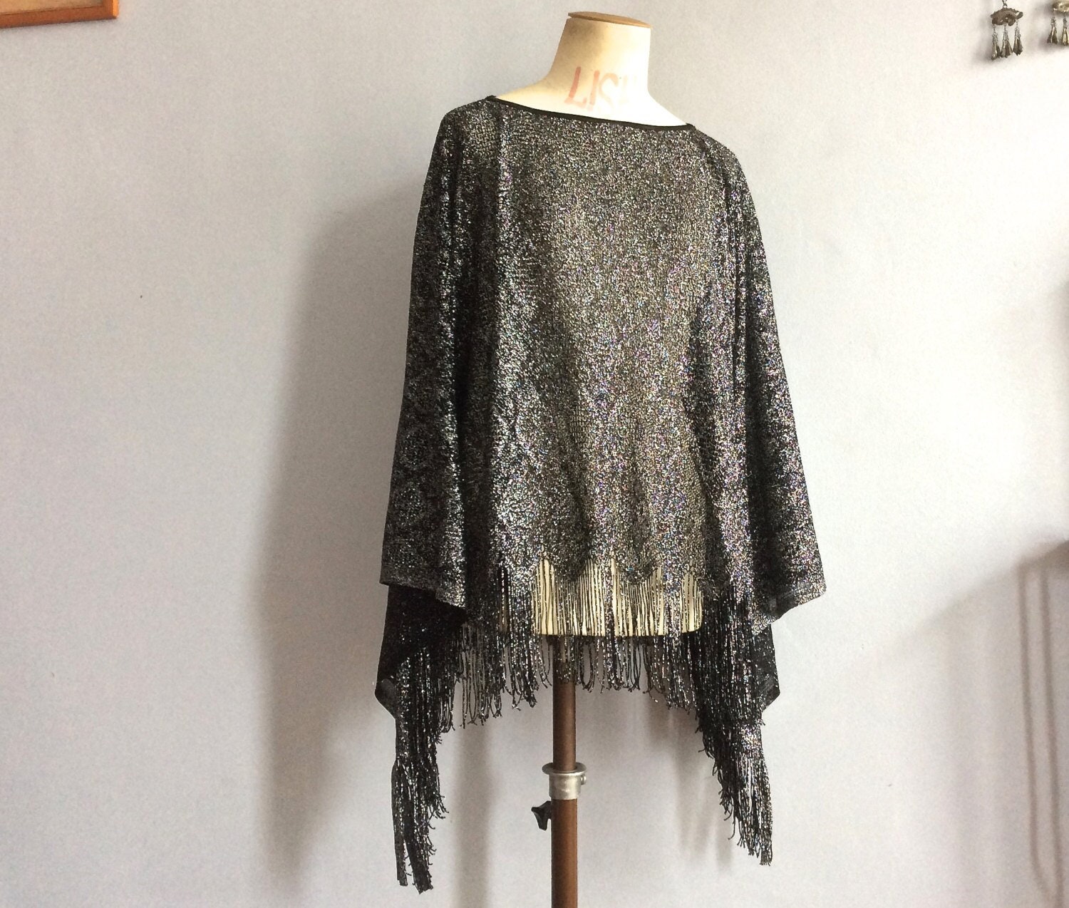Lurex Strickponcho 70Er Metallic Silbernes Cape Mit Fransen Lurex Strickponcho 70Er Metallic Silbernes Cape Mit Fransen von VintagestarParis