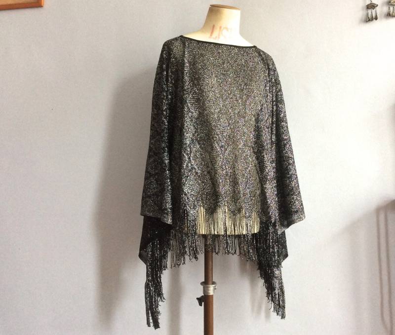 Lurex Strickponcho 70Er Metallic Silbernes Cape Mit Fransen Lurex Strickponcho 70Er Metallic Silbernes Cape Mit Fransen von VintagestarParis
