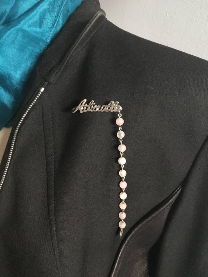 Vintage Dior Adiorable Brosche Silbernes Logo, Rosenkranz Vintage Dior Adiorable Brosche Silbernes Logo, Rosenkranz von VintagestarParis