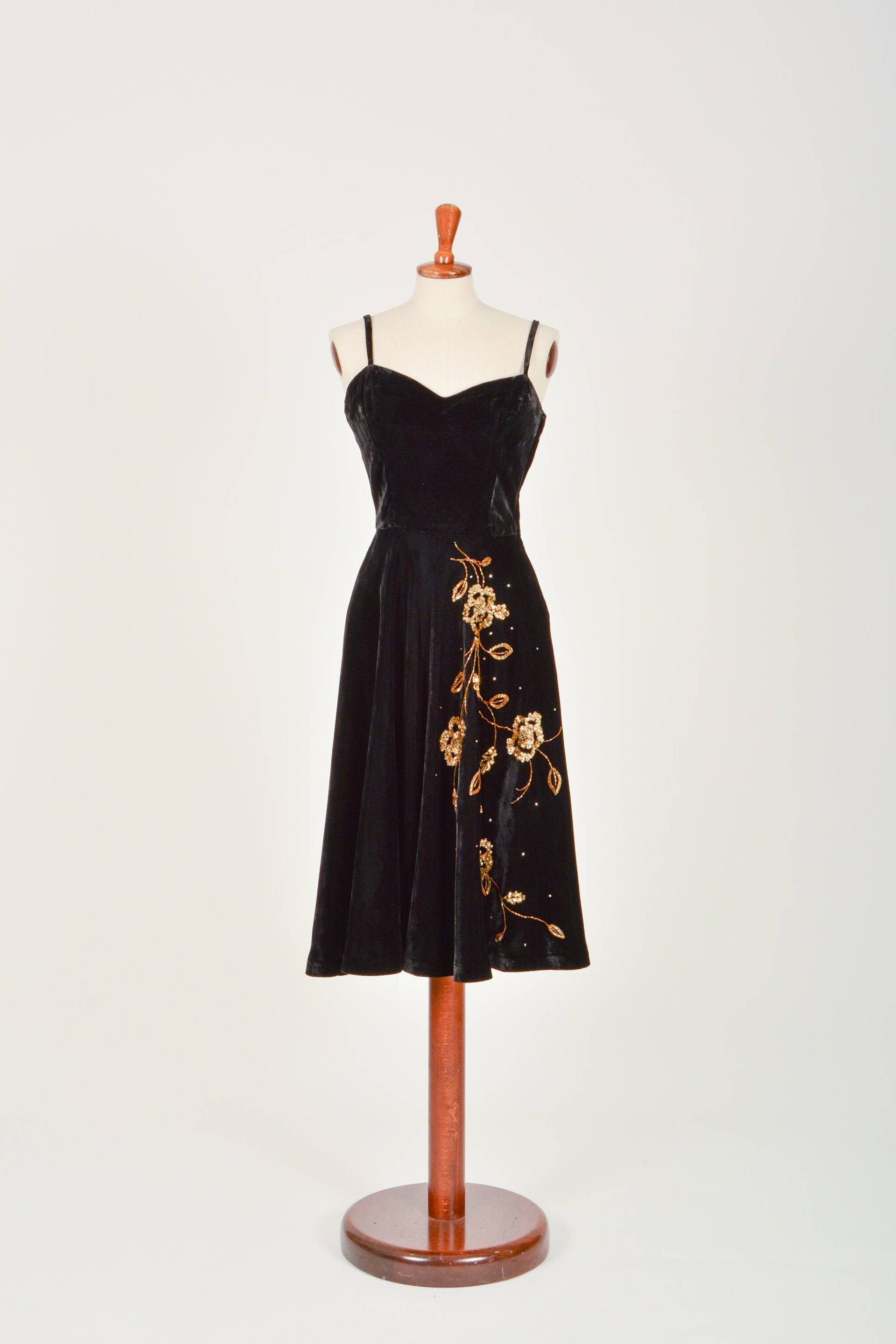 40Er Jahre Kleid Aus Samt Mit Goldenen Pailletten Bestickt von VintageundRosenroth