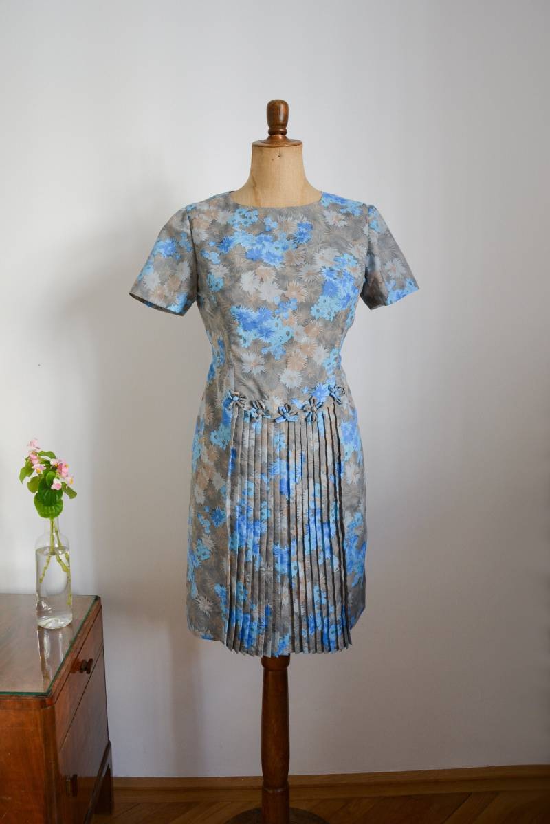 60Er Jahre Kleid, Mit Faltenrock Und Blumen Dekoriert von VintageundRosenroth