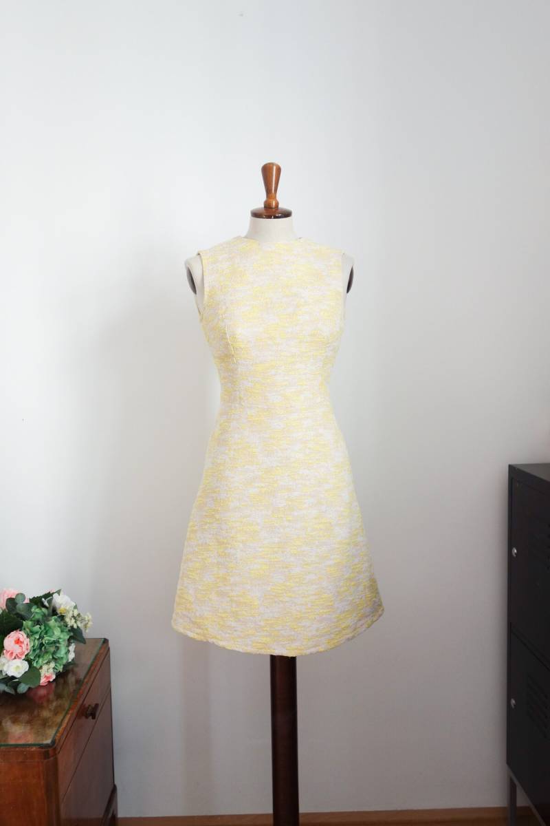 60Er Jahre Kleid Aus Strukturiertem Stoff, in Creme Und Gelb von VintageundRosenroth