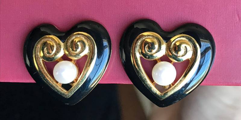 Vintage Gold Schwarz Herz Perle Ohrclips, Ohrringe, Und Ohrclips Vintage Gold Schwarz Herz Perle Ohrclips, Ohrringe, Und Ohrclips von VintagevaluablDesign