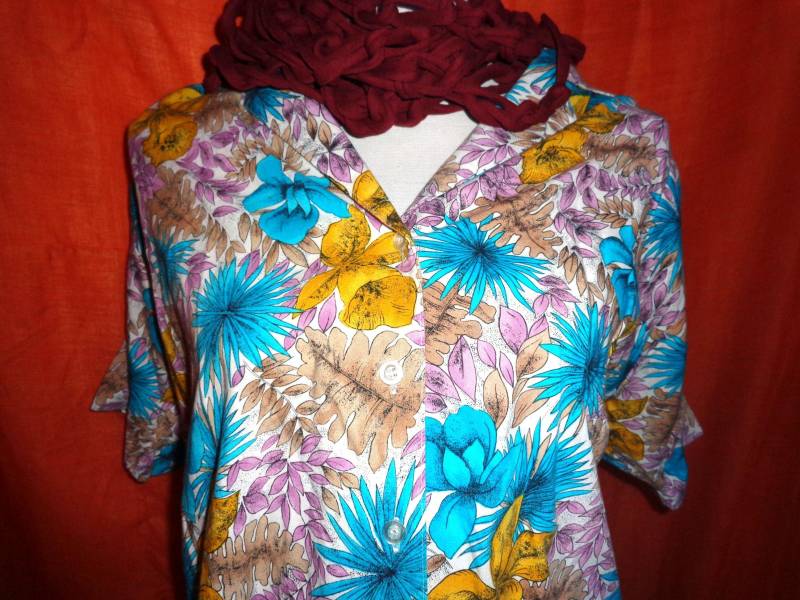 Blusevintageflowersgeblümtml Blusevintageflowersgeblümtml von Vintagewunderwelt