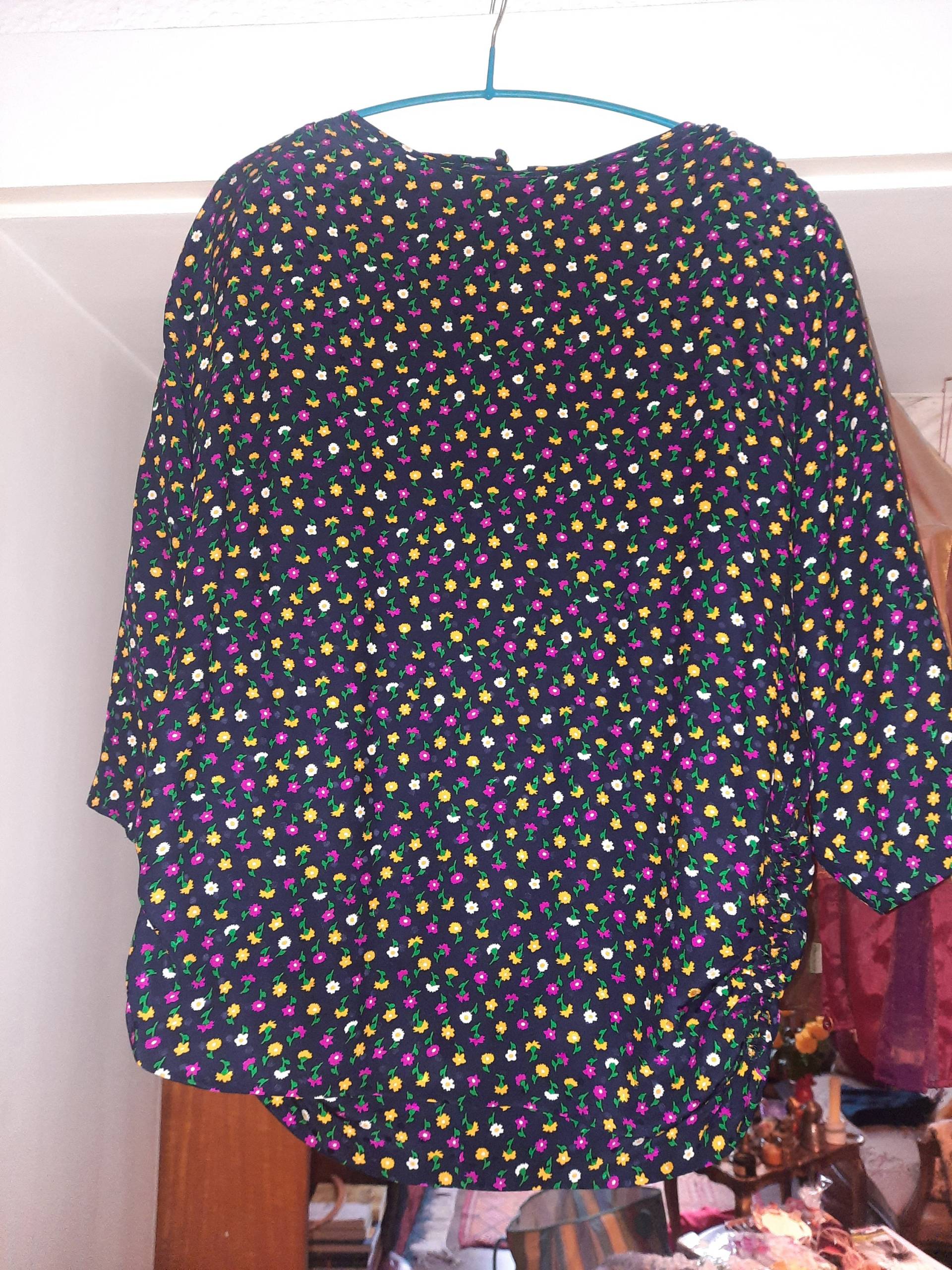 Blusevintagestreublumen3840Seide von Vintagewunderwelt