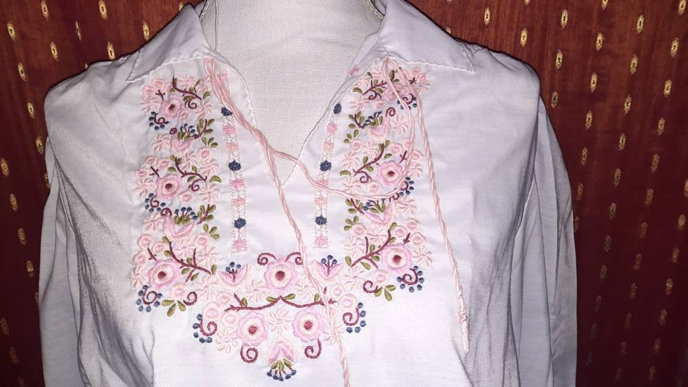 Blusevintageweißrosastickereifloralsm von Vintagewunderwelt