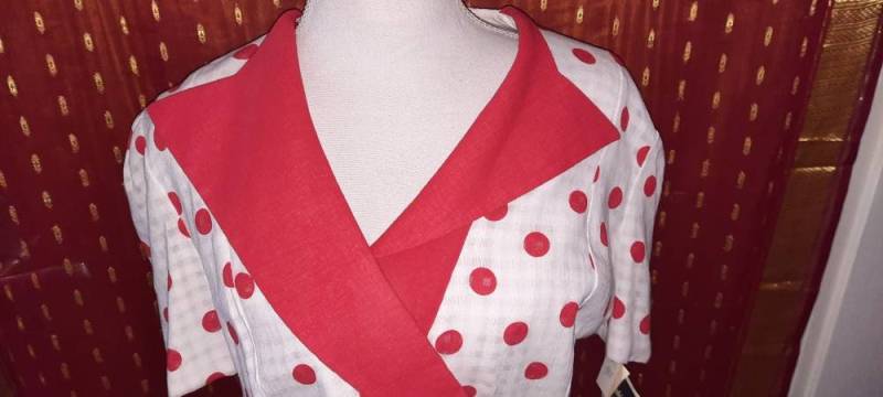 Jack Bryanblusevintagedeadstock60Ersixtiesdotslmrotweiß von Vintagewunderwelt