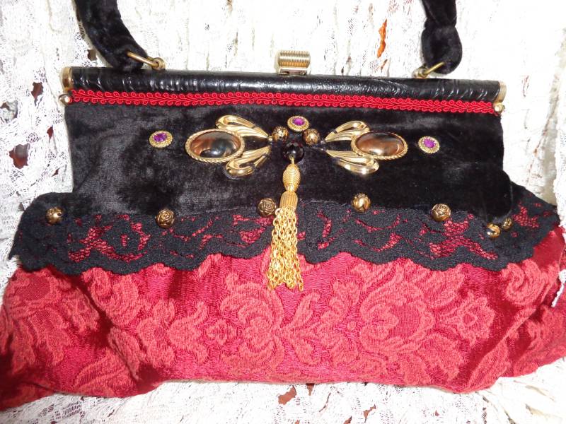 Taschevintagerotschwarzhenkeltascheperlen von Vintagewunderwelt
