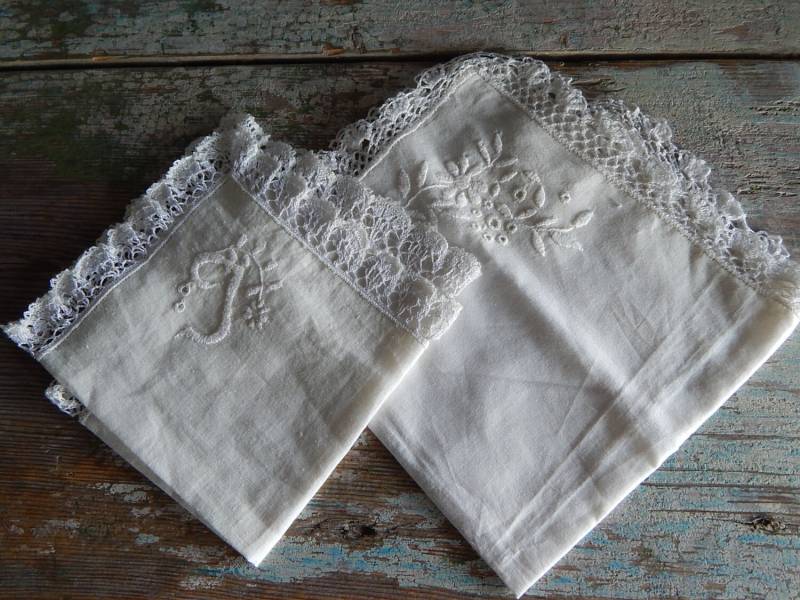 Set Aus 2 Vintage Handgefertigten Weißen Taschentuch Bridge Light Cotton Accessoire Hochzeitsgeschenk Für Brautjungfer Unisex Kleidung Set Aus 2 Vintage Handgefertigten Weißen Taschentuch Bridge Light Cotton Accessoire Hochzeitsgeschenk Für Brautjungfer Unisex Kleidung von Vintegelane