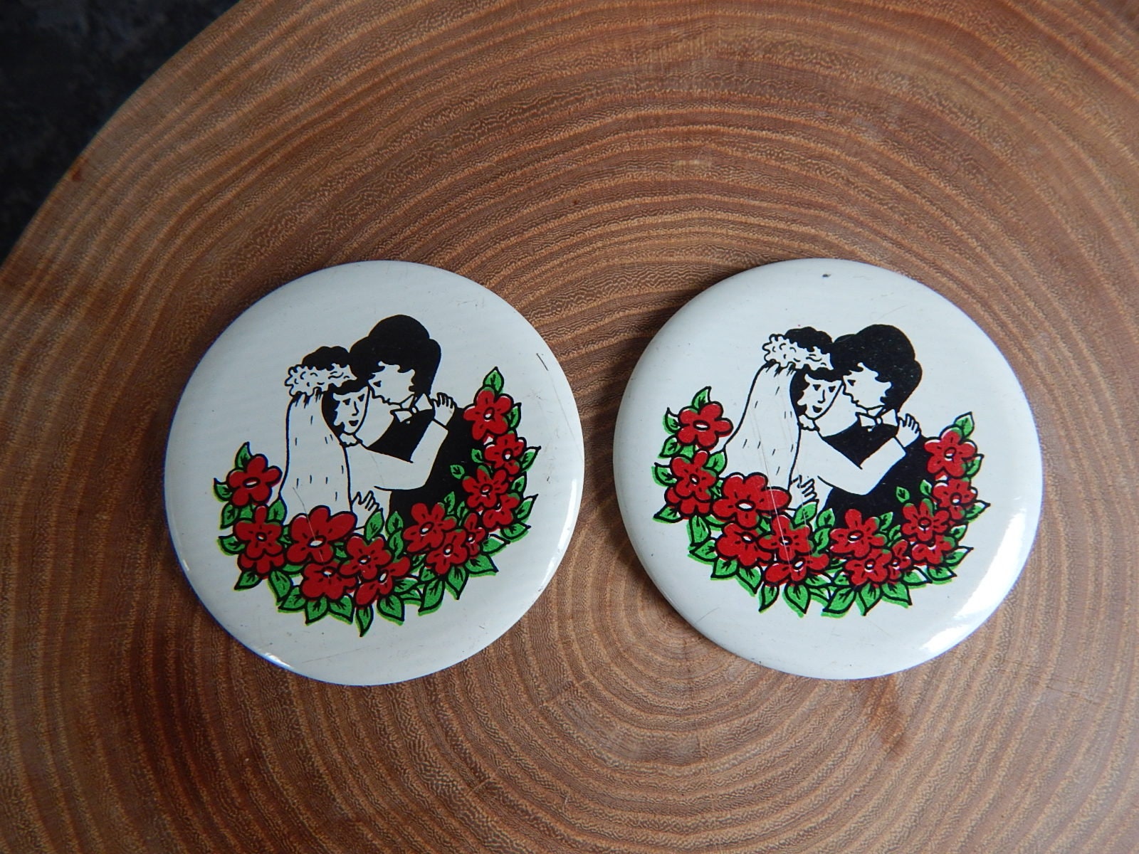 Set Von 2 Vintage Metall Hochzeit Pin Hochzeitsabzeichen Aus Der Udssr 1970Er Jahre Brosche Sammlerstück von Vintegelane