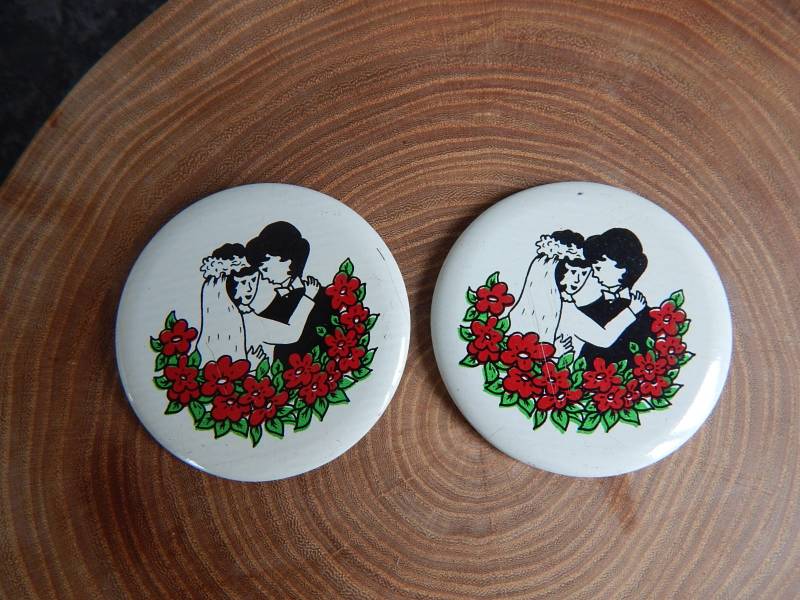 Set Von 2 Vintage Metall Hochzeit Pin Hochzeitsabzeichen Aus Der Udssr 1970Er Jahre Brosche Sammlerstück von Vintegelane