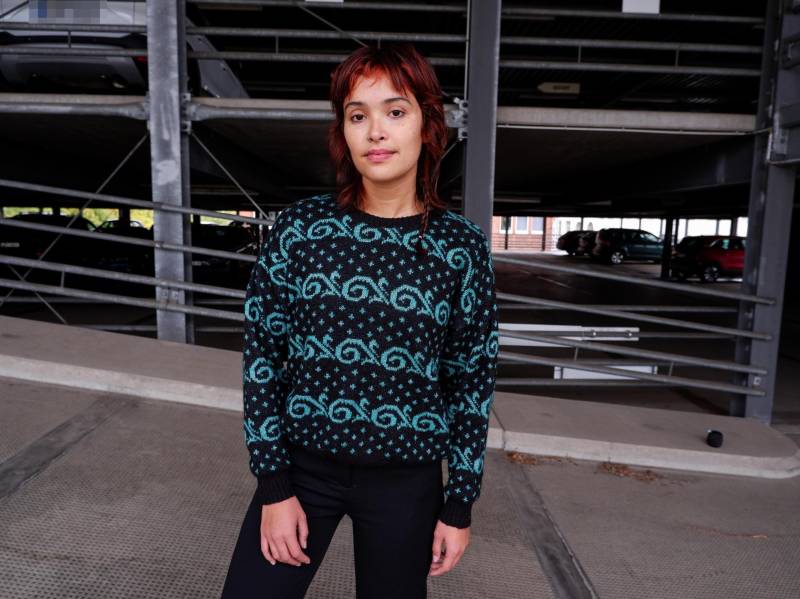 Vintage 80Er Jahre Rollkragenpullover Schwarz Mit Türkisen Kringel, Gr. S-M von VintiVintageStudio