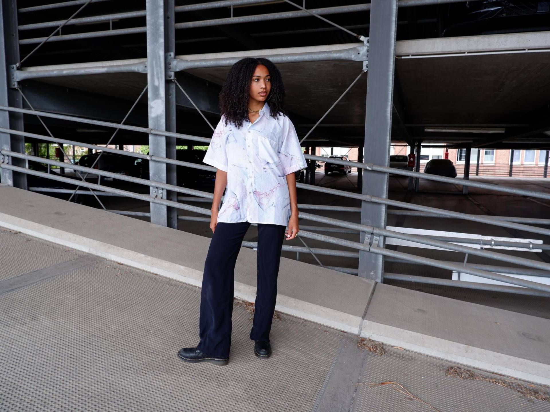 Vintage 80Er Jahre T-Shirt Mit Abstraktem Muster in Aquarellfarben, L-xl von VintiVintageStudio