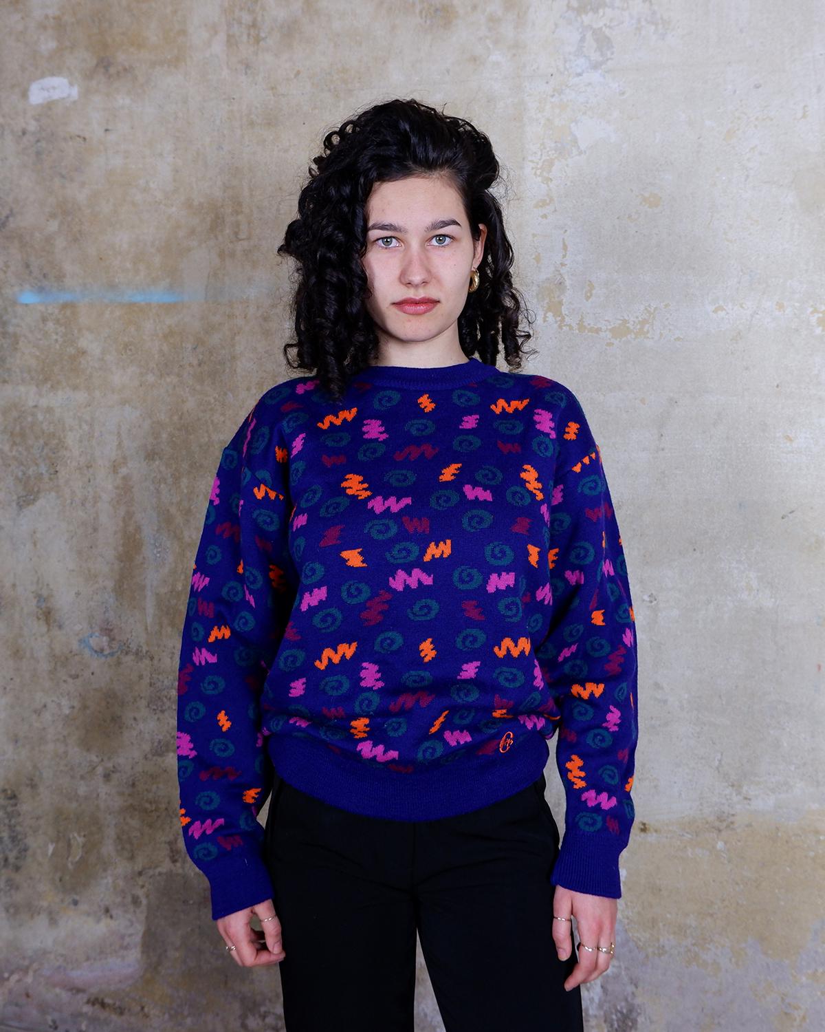 Vintage 90Er Jahre Pullover in Lila Mit Multi Color Muster Gr S - M, Doppelt Gefütterter Winter Pullover Vintage 90Er Jahre Pullover in Lila Mit Multi Color Muster Gr S - M, Doppelt Gefütterter Winter Pullover von VintiVintageStudio