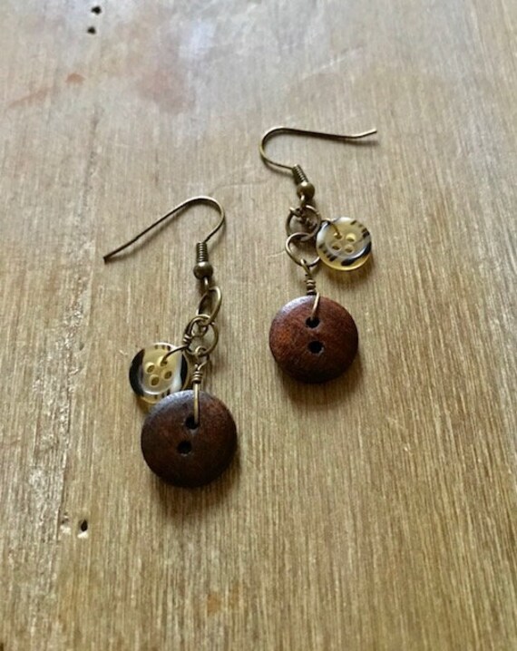 Holz Und Kleine Schildpatt-Ohrringe von VintiquesHandmade