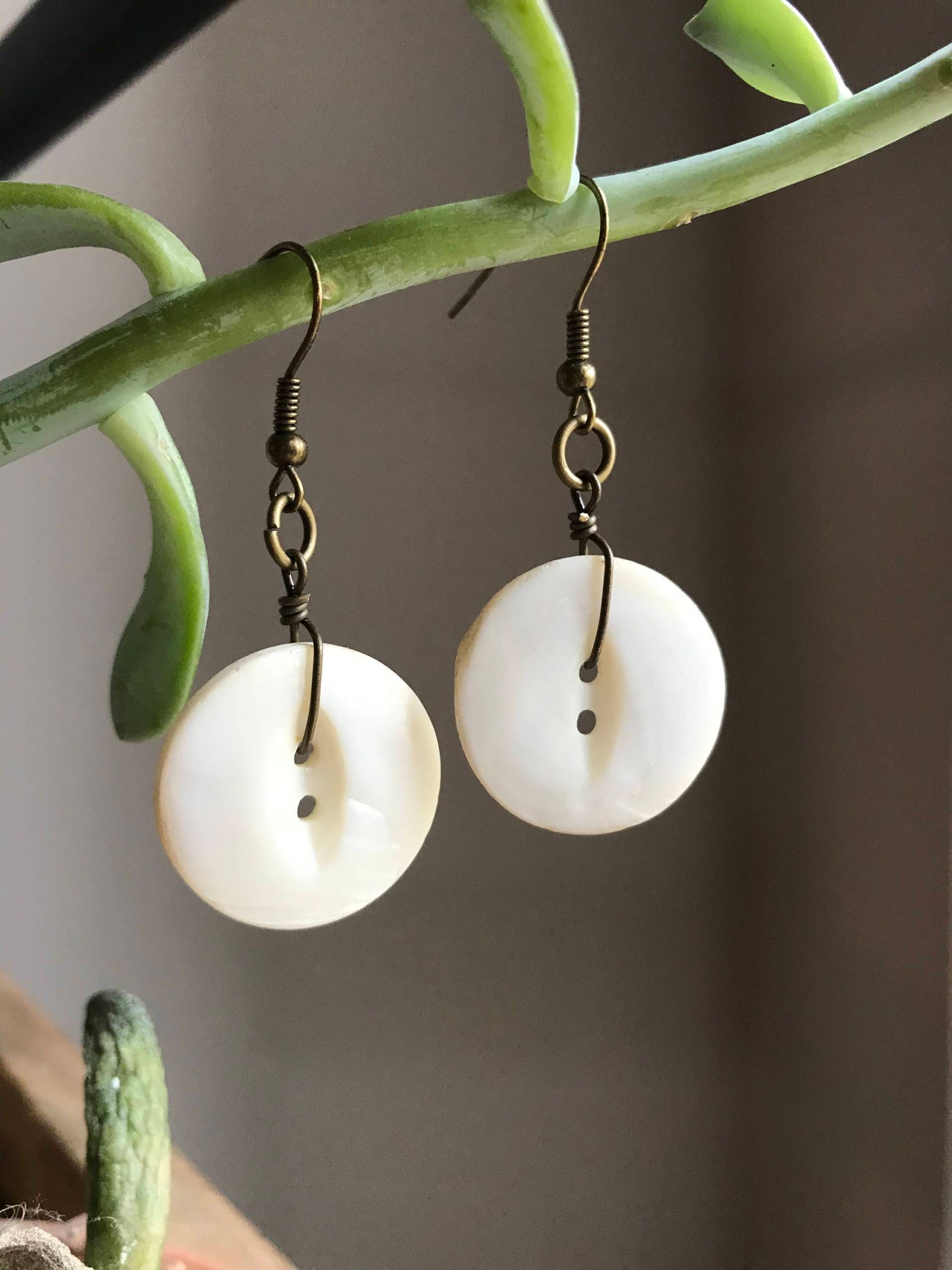 Vintage Perlmutt Perle Ohrringe "Abgerundet Und Getragen" von VintiquesHandmade