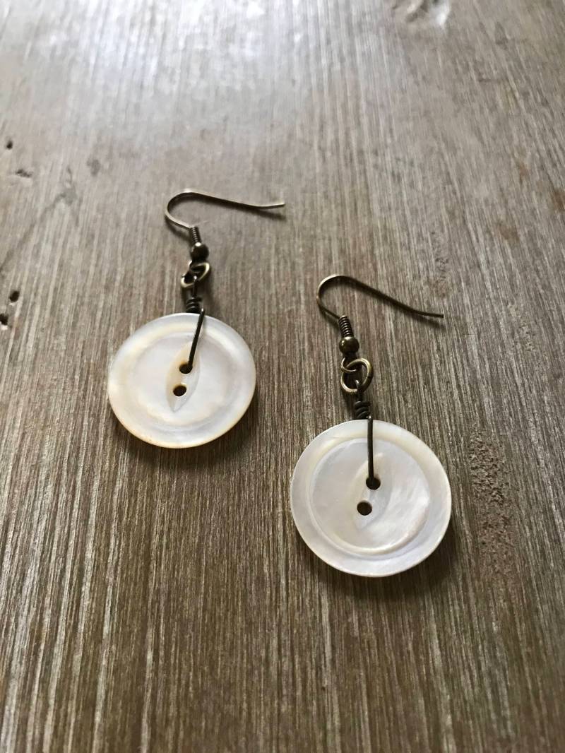 Vintage Perlmutt Perle Ohrringe Mit "Schielen" von VintiquesHandmade