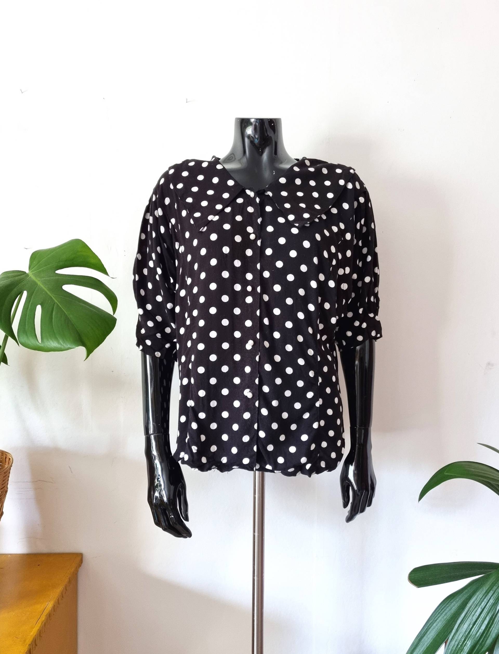 Vintage Damen Polka Dot Bluse/Großes Peter Pan Kragen Schwarz Weiß Gepunktete Halbärmeliges Button Up 80Er 90Er Kleidung von VinttiVintage