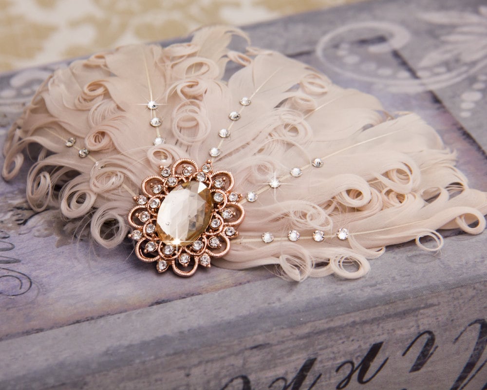 Rose Gold Und Blush Hochzeits-Feder-Facsinator Mit Swarowsky-Kristallen von VioGemini
