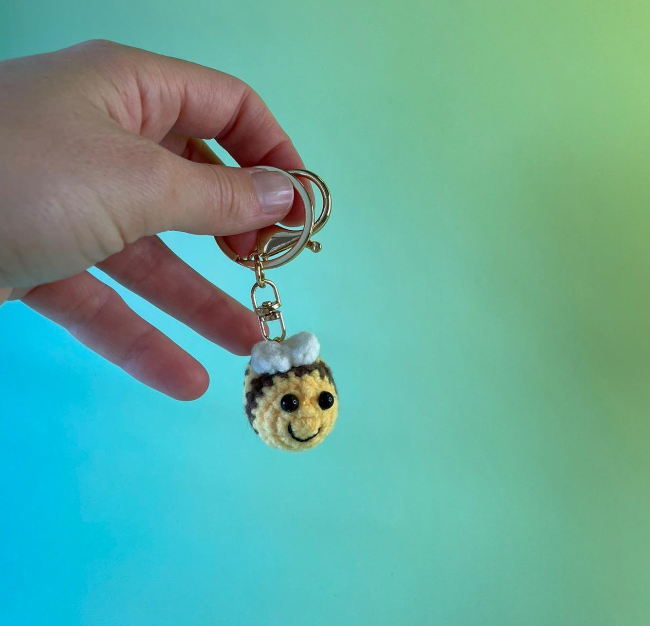 Schlüsselanhänger Mit Gehäkelter Biene - Dein Glücksbringer Für Gute Laune Geschenkidee Besondere Geschenke von ViolartDE