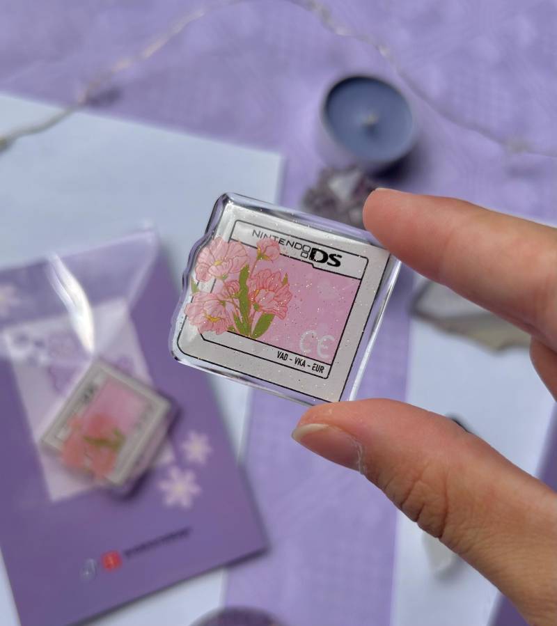 Kawaii Süße Acryl-Pins, Tamagotchi, Nintendo Ds-Spiel, Gamer-Pins, Sicherheitsnadel, Rucksack-Pins, Pins, Accessoires, Y2K-Kindheit von VioletArtsDesign