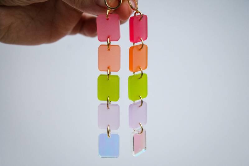 Bunte, Irisierende Regenbogen Acryl Pride Ohrringe von VioletDesignStudioUS
