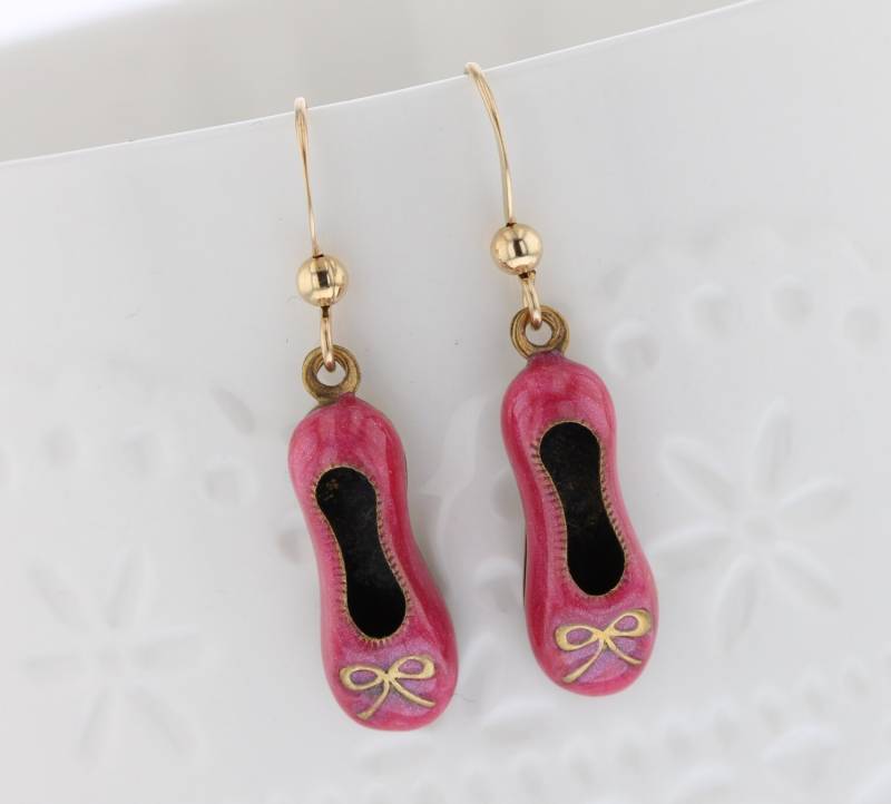 Ballerinas Schuh Ohrringe. Von Hand Emailliert Rosa Über Messing. 14 K Gold-Filled Ohrhaken. Baumeln Sie Ohrringe, Rosa, Schuhe, Tanz, Tänzer Ballerinas Schuh Ohrringe. Von Hand Emailliert Rosa Über Messing. 14 K Gold-Filled Ohrhaken. Baumeln Sie Ohrringe, Rosa, Schuhe, Tanz, Tänzer von VioletandVirtue