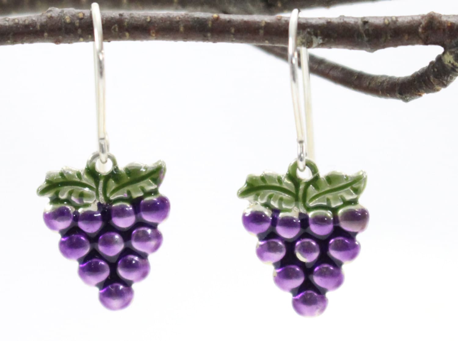 Dünne Trauben-Ohrhänger Hand Lila Grün Emailliert. Sterling Silber Obst Gesund Bauer Ohrringe Dünne Trauben-Ohrhänger Hand Lila Grün Emailliert. Sterling Silber Obst Gesund Bauer Ohrringe von VioletandVirtue
