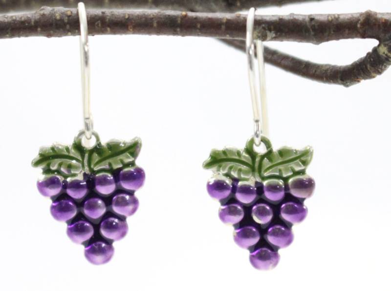 Dünne Trauben-Ohrhänger Hand Lila Grün Emailliert. Sterling Silber Obst Gesund Bauer Ohrringe Dünne Trauben-Ohrhänger Hand Lila Grün Emailliert. Sterling Silber Obst Gesund Bauer Ohrringe von VioletandVirtue