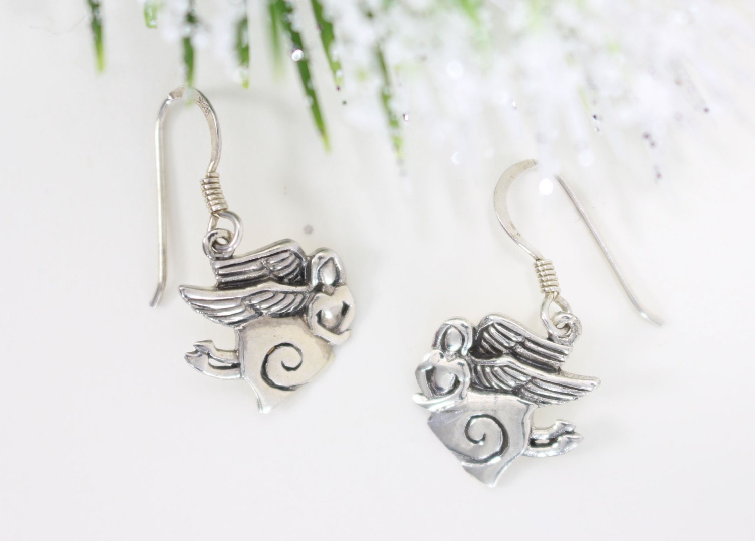 Fliegende Engel Ohrhänger. Sterling Silber Baumelt Tropfen. Wunderliche Religiösen. Glaub An Dich Fliegende Engel Ohrhänger. Sterling Silber Baumelt Tropfen. Wunderliche Religiösen. Glaub An Dich von VioletandVirtue