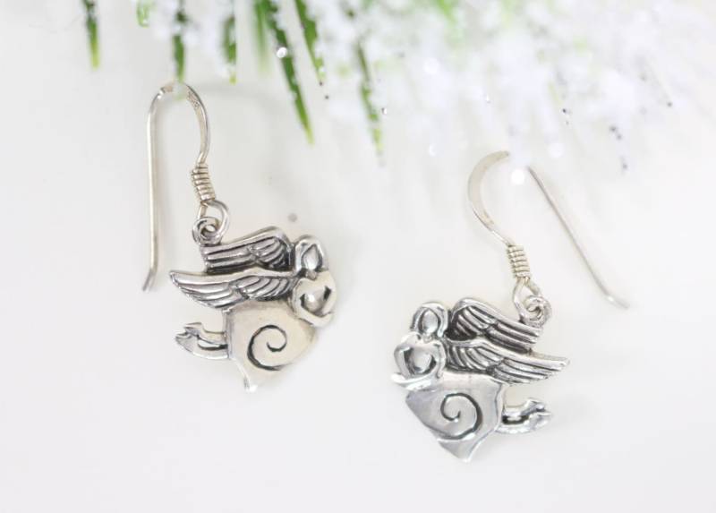 Fliegende Engel Ohrhänger. Sterling Silber Baumelt Tropfen. Wunderliche Religiösen. Glaub An Dich Fliegende Engel Ohrhänger. Sterling Silber Baumelt Tropfen. Wunderliche Religiösen. Glaub An Dich von VioletandVirtue