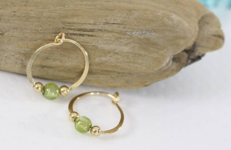 Gold Filled Creolen Grüne Glasperle Endlos Rund Handgefertigt Gold Filled Creolen Grüne Glasperle Endlos Rund Handgefertigt von VioletandVirtue