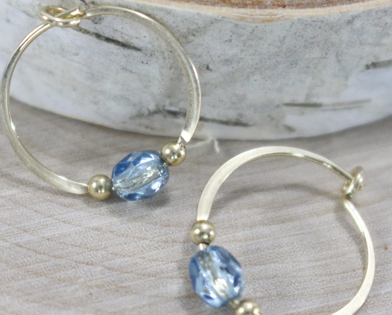Gold Filled Creolen Hellblau Facettierte Glasperle Klassisch 5/8"Endlos Rund Handgefertigt Gold Filled Creolen Hellblau Facettierte Glasperle Klassisch 5/8"Endlos Rund Handgefertigt von VioletandVirtue