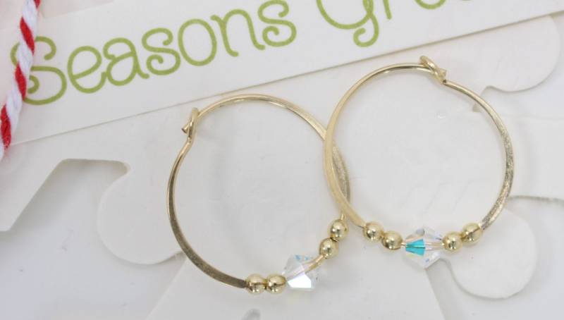 Gold Filled Creolen Klare Swarovski Kristall Perle Endlos Rund Handgearbeitet Mit Zwei Perlen Versetzt Gold Filled Creolen Klare Swarovski Kristall Perle Endlos Rund Handgearbeitet Mit Zwei Perlen Versetzt von VioletandVirtue