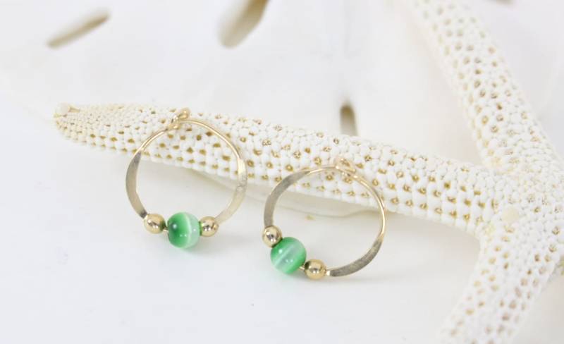 Gold Gefüllt Creolen Ohrringe Grün Glaskatzen Auge Perle Endlose Runden Handgefertigt Gold Gefüllt Creolen Ohrringe Grün Glaskatzen Auge Perle Endlose Runden Handgefertigt von VioletandVirtue