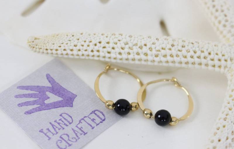 Gold Gefüllte Hoop Ohrringe Schwarz Onyx Perle Halbedelstein Endlos Rund Handgemacht Gold Gefüllte Hoop Ohrringe Schwarz Onyx Perle Halbedelstein Endlos Rund Handgemacht von VioletandVirtue