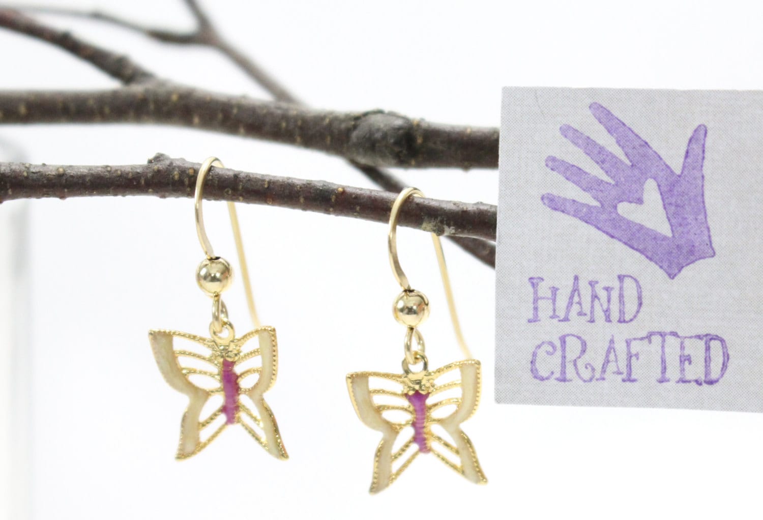 Gold Schmetterling Tropfen, Ohrringe. Von Hand Emailliert Rosa Über 14Kt Gefüllt. Wald, Insekt, Natur Inspiriert. Gärtner Geschenk Gold Schmetterling Tropfen, Ohrringe. Von Hand Emailliert Rosa Über 14Kt Gefüllt. Wald, Insekt, Natur Inspiriert. Gärtner Geschenk von VioletandVirtue