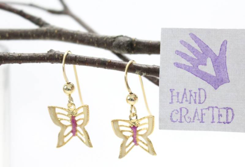 Gold Schmetterling Tropfen, Ohrringe. Von Hand Emailliert Rosa Über 14Kt Gefüllt. Wald, Insekt, Natur Inspiriert. Gärtner Geschenk von VioletandVirtue