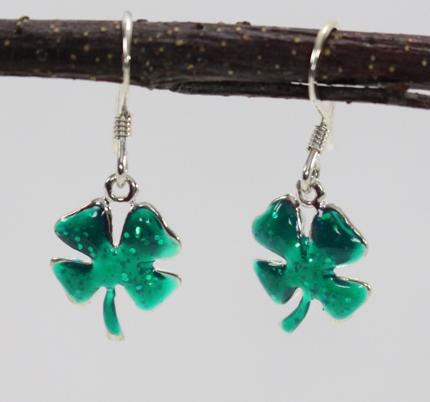 Hand Bemalt Sterling Silber Funkeln Grün St. Patricks Day Kleeblatt Vier Blatt Klee Baumeln Ohrringe Hand Bemalt Sterling Silber Funkeln Grün St. Patricks Day Kleeblatt Vier Blatt Klee Baumeln Ohrringe von VioletandVirtue