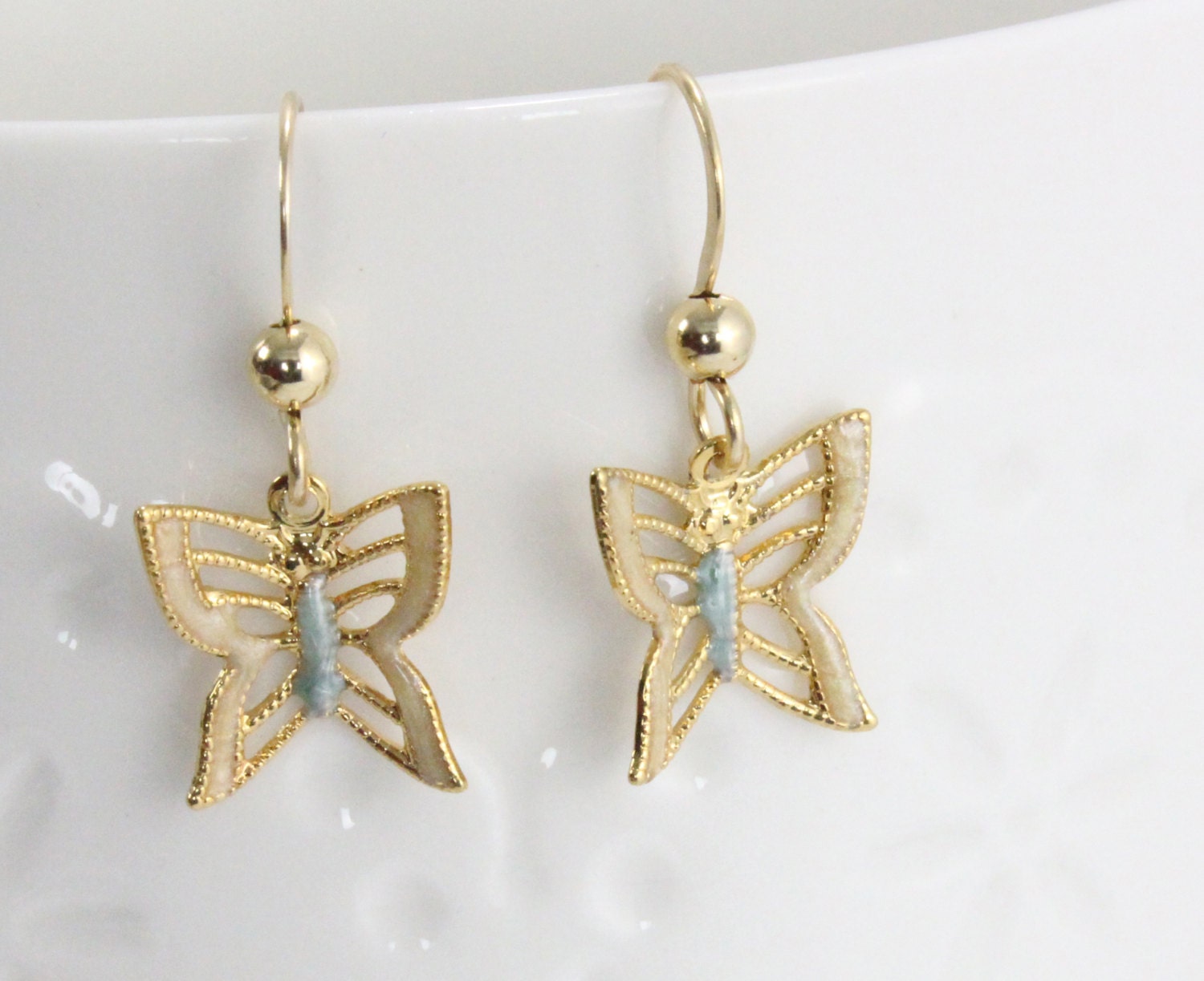 Handgefertigte Schmetterlingsohrringe. Filigran, Dapped Flügel Blau Emaille Über 14 K Gold-Filled. Natur Inspiriert Handgefertigte Schmetterlingsohrringe. Filigran, Dapped Flügel Blau Emaille Über 14 K Gold-Filled. Natur Inspiriert von VioletandVirtue