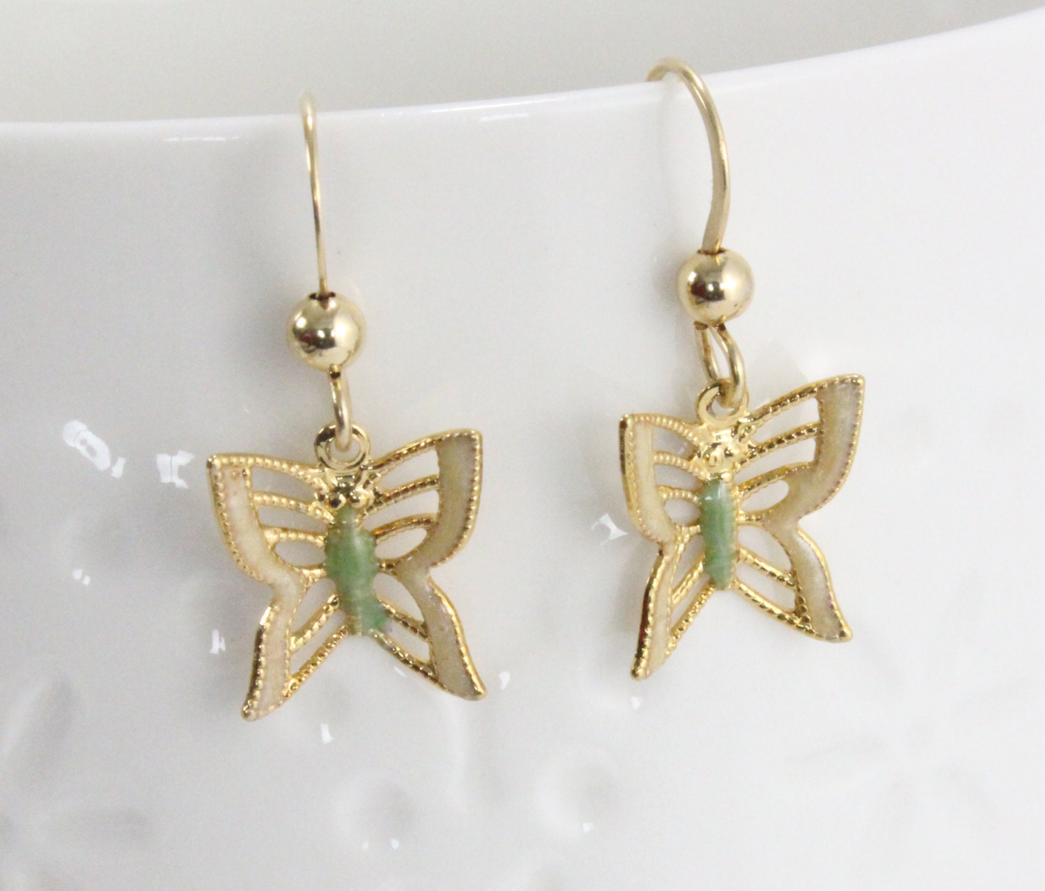 Handgefertigte Schmetterlingsohrringe. Filigran, Dapped Flügel Grün Emaille Über 14 K Gold-Filled. Natur Inspiriert Handgefertigte Schmetterlingsohrringe. Filigran, Dapped Flügel Grün Emaille Über 14 K Gold-Filled. Natur Inspiriert von VioletandVirtue