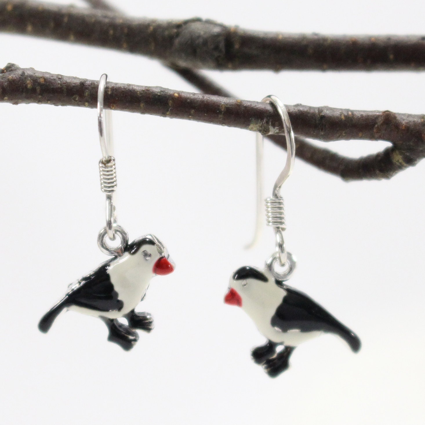 Kernbeißer Vogelohrringe. Sterling Silber Übergeben Sie Emailliert Weiß, Schwarz Und Rot. Wald, Natur Inspiriert Kernbeißer Vogelohrringe. Sterling Silber Übergeben Sie Emailliert Weiß, Schwarz Und Rot. Wald, Natur Inspiriert von VioletandVirtue