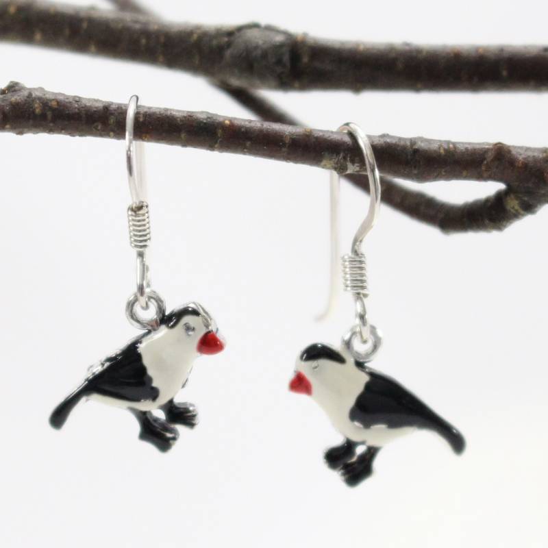 Kernbeißer Vogelohrringe. Sterling Silber Übergeben Sie Emailliert Weiß, Schwarz Und Rot. Wald, Natur Inspiriert Kernbeißer Vogelohrringe. Sterling Silber Übergeben Sie Emailliert Weiß, Schwarz Und Rot. Wald, Natur Inspiriert von VioletandVirtue