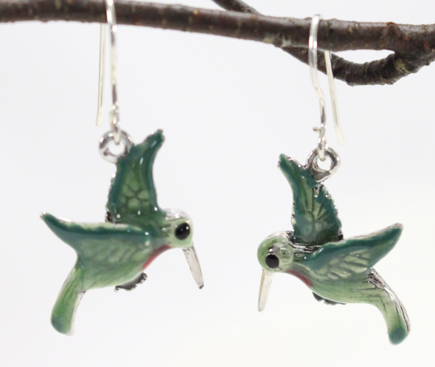 Kolibri-Ohrringe. Von Hand Emailliert Grün Und Rot Über Sterling Silber. Wald, Natur Inspiriert. Gärtner, Vogelbeobachter Geschenk Kolibri-Ohrringe. Von Hand Emailliert Grün Und Rot Über Sterling Silber. Wald, Natur Inspiriert. Gärtner, Vogelbeobachter Geschenk von VioletandVirtue