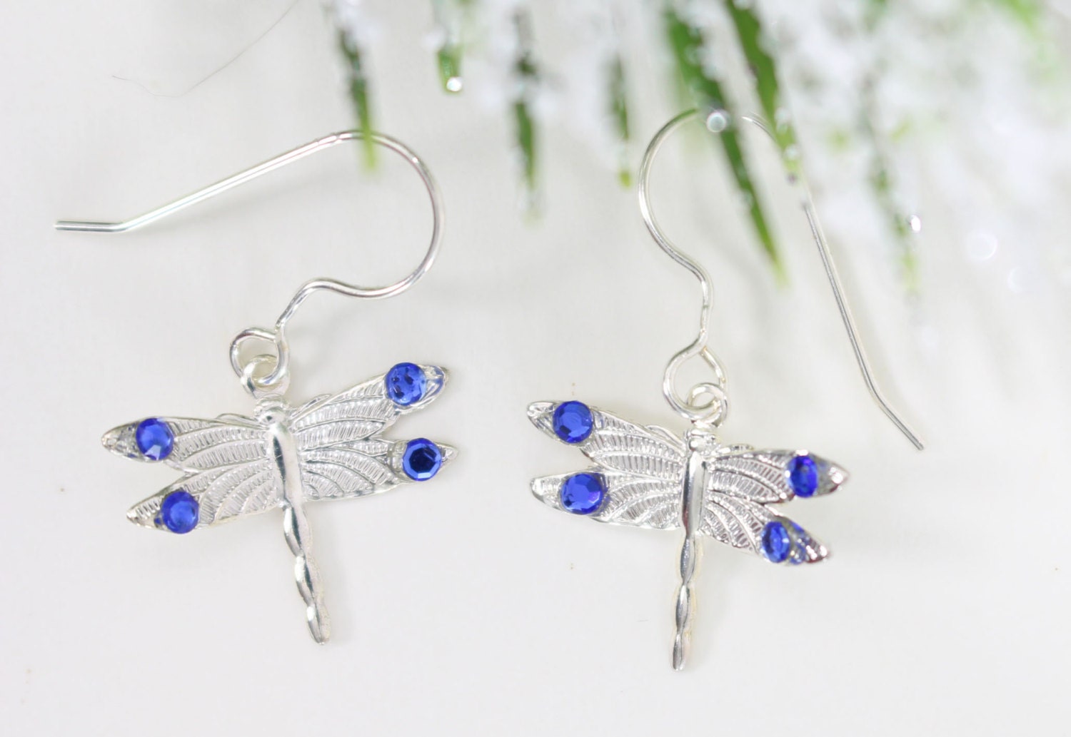 Libelle Baumeln Ohrringe. Sterling Silber Blau Edelsteine Auf Jedem Flügel. Wald, Insekt, Natur Inspiriert. Gärtner, Vogelbeobachter Geschenk Libelle Baumeln Ohrringe. Sterling Silber Blau Edelsteine Auf Jedem Flügel. Wald, Insekt, Natur Inspiriert. Gärtner, Vogelbeobachter Geschenk von VioletandVirtue