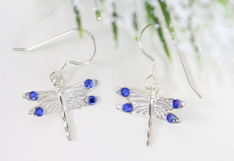 Libelle Baumeln Ohrringe. Sterling Silber Blau Edelsteine Auf Jedem Flügel. Wald, Insekt, Natur Inspiriert. Gärtner, Vogelbeobachter Geschenk Libelle Baumeln Ohrringe. Sterling Silber Blau Edelsteine Auf Jedem Flügel. Wald, Insekt, Natur Inspiriert. Gärtner, Vogelbeobachter Geschenk von VioletandVirtue