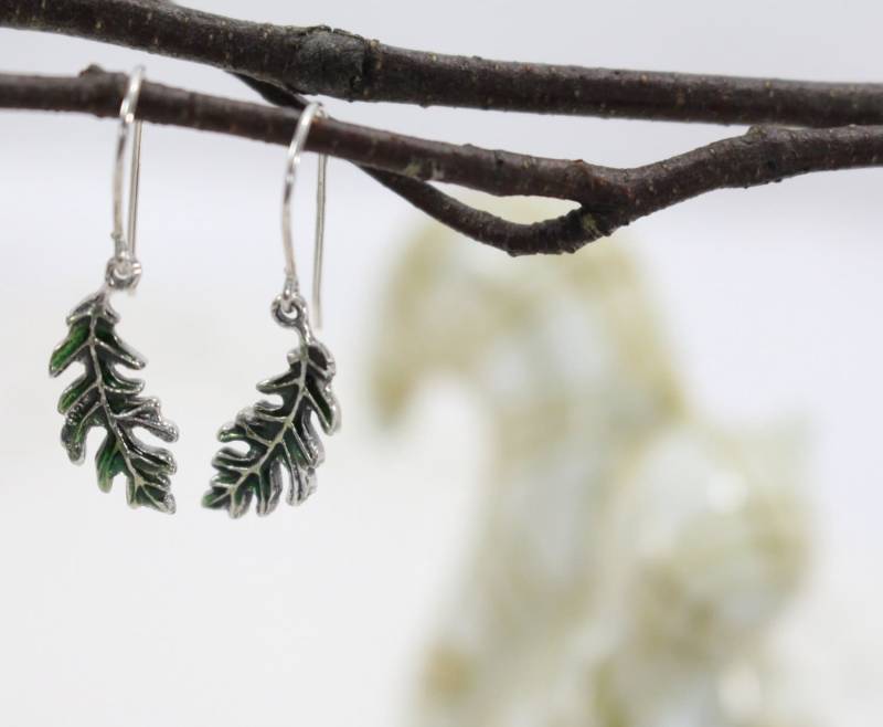 Pin Eichenblatt Ohrringe. Sterling Silber Dangles, Tropfen. Handbemalt Grün, Handarbeit. Von Der Natur Inspiriertes Design. Dünn, Leicht Pin Eichenblatt Ohrringe. Sterling Silber Dangles, Tropfen. Handbemalt Grün, Handarbeit. Von Der Natur Inspiriertes Design. Dünn, Leicht von VioletandVirtue
