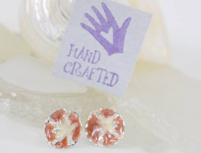 Sterling Silber Sand Dollar Ohrstecker. Von Hand Emailliert Braun, Weiß, Wirbel. Nautik, Strandleben Im Meer, Küste, Kreuzfahrt Ohrringe von VioletandVirtue