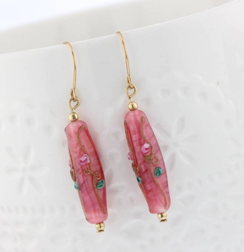 Verzierten Rosa Hochzeitstorte Glas 14Kt Baumeln Ohrringe, Gefüllt, Hochzeit, Glas, Rosa, Blumen, Fiorato Perle von VioletandVirtue