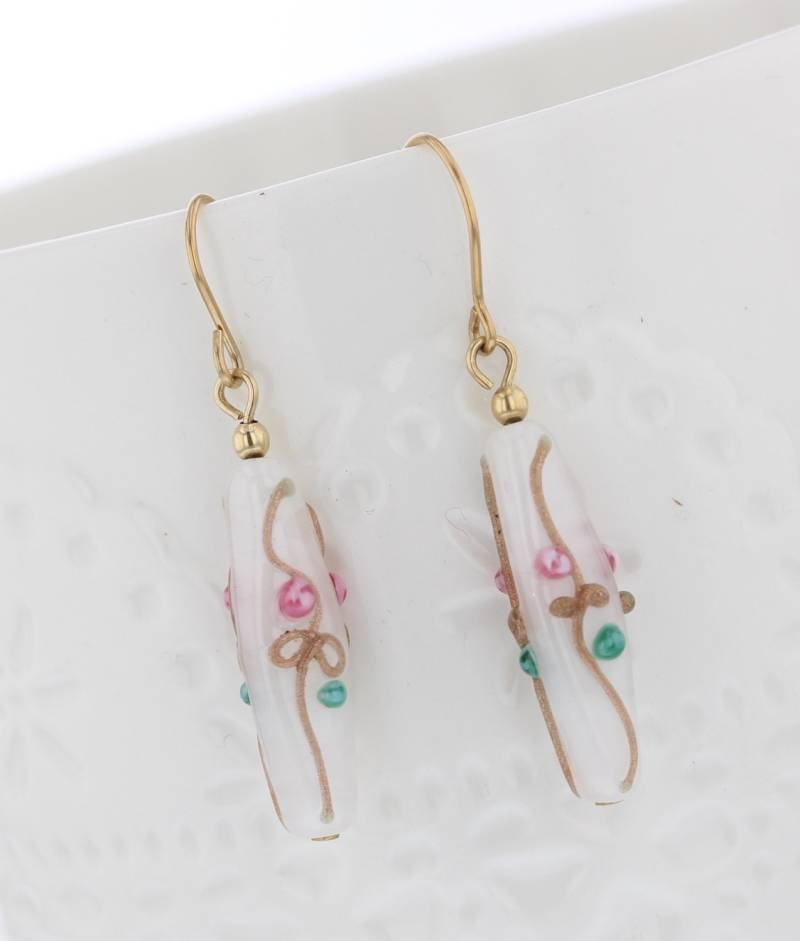 Weiße Hochzeit Kuchen Glas 14Kt Baumeln Ohrringe, Gefüllt, Hochzeit, Glas, Weiß, Blumen, Fiorato Perle Weiße Hochzeit Kuchen Glas 14Kt Baumeln Ohrringe, Gefüllt, Hochzeit, Glas, Weiß, Blumen, Fiorato Perle von VioletandVirtue